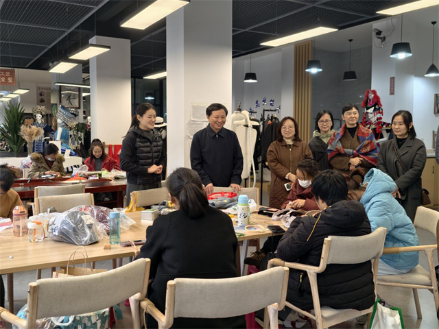 图为调研国家级美丽工坊--楚雄南华七彩彝州工艺品刺绣加工厂